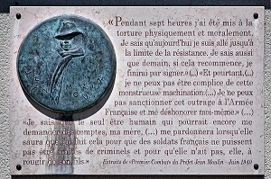 PLAQUE COMMEMORATIVE SUR LE CABANON OU JEAN MOULIN (20 JUIN 1899, 8 JUILLET 1943), HEROS DE LA RESISTANCE A ETE TORTURE PAR LES NAZIS LE 17 JUIN 1940, LA TAYE, SAINT-GEORGES-SUR-EURE, EURE-ET-LOIR (28), FRANCE 