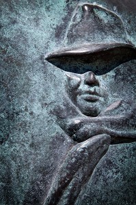 DETAIL DE LA PLAQUE COMMEMORATIVE SUR LE CABANON OU JEAN MOULIN (20 JUIN 1899, 8 JUILLET 1943), HEROS DE LA RESISTANCE A ETE TORTURE PAR LES NAZIS LE 17 JUIN 1940, LA TAYE, SAINT-GEORGES-SUR-EURE, EURE-ET-LOIR (28), FRANCE 