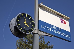 PLAQUE DE LA GARE SNCF DE LA TAYE EN HOMMAGE A JEAN MOULIN, FRANCE 