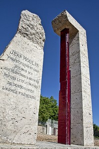 STELE EN HOMMAGE A JEAN MOULIN (20 JUIN 1899, 8 JUILLET 1943), HEROS DE LA RESISTANCE SUR LE LIEU DE SA TORTURE PAR LES NAZIS LE 17 JUIN 1940, LA TAYE, SAINT-GEORGES-SUR-EURE, EURE-ET-LOIR (28), FRANCE, CREATION DE JACQUES LOIRE 