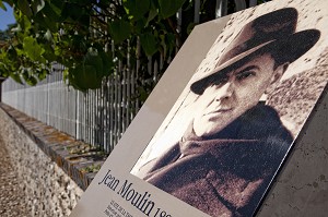 PORTRAIT DE JEAN MOULIN (20 JUIN 1899, 8 JUILLET 1943), HEROS DE LA RESISTANCE SUR LE LIEU DE SA TORTURE PAR LES NAZIS LE 17 JUIN 1940, LA TAYE, SAINT-GEORGES-SUR-EURE, EURE-ET-LOIR (28), FRANCE 