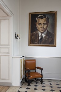PORTRAIT DE JEAN MOULIN, HEROS DE LA RESISTANCE, (20 JUIN 1899, 8 JUILLET 1943) PEINTURE DE GABRIEL LOIRE, SALON DE LA PREFECTURE DE CHARTRES, EURE-ET-LOIR (28), FRANCE MENTION OBLIGATOIRE: COLLECTION PREFECTURE D'EURE-ET-LOIR 