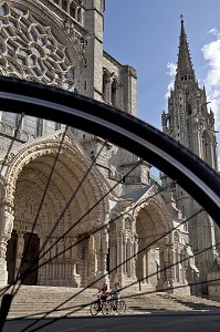 CYCLOTOURISTES DEVANT LA CATHEDRALE, CHARTRES, EURE-ET-LOIR (28), FRANCE 