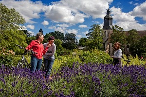 CYCLOTOURISTES DANS LES JARDINS DE L'ABBAYE DE THIRON-GARDAIS, DANS LE PERCHE, EURE-ET-LOIR (28), FRANCE 