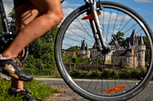 CYCLOTOURISTE PASSANT DEVANT LE CHATEAU DE FRAZE DANS LE PERCHE, EURE-ET-LOIR (28), FRANCE 