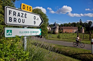 CYCLOTOURISTE PASSANT DEVANT LE CHATEAU DE FRAZE DANS LE PERCHE, EURE-ET-LOIR (28), FRANCE 
