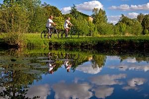 CYCLOTOURISTES LONGEANT LA RIVIERE, ILLIERS-COMBRAY, PERCHE, EURE-ET-LOIR (28), FRANCE 