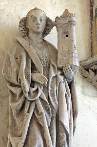STATUE DE SAINTE BARBE PORTANT SA TOUR A TROIS FENETRES ET LA PALME DU MARTYRE, PATRONNE DES SAPEURS-POMPIERS, INTERIEUR DE LA SAINTE CHAPELLE DU CHATEAU DE CHATEAUDUN, EURE-ET-LOIR (28), FRANCE 
