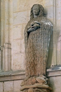 STATUE DE SAINTE MARIE L'EGYPTIENNE AVEC SA CHEVELURE LONGUE ET EPAISSE, PORTANT TROIS PETITS PAINS, INTERIEUR DE LA SAINTE CHAPELLE DU CHATEAU DE CHATEAUDUN, EURE-ET-LOIR (28), FRANCE 