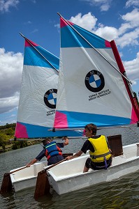 STAGE DE VOILE POUR LES JEUNES ENFANTS SUR DES BATEAUX OPTIMIST, PLAN D'EAU DE MEZIERES-ECLUIZELLES, EURE-ET-LOIR (28), FRANCE 