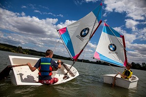 STAGE DE VOILE POUR LES JEUNES ENFANTS SUR DES BATEAUX OPTIMIST, PLAN D'EAU DE MEZIERES-ECLUIZELLES, EURE-ET-LOIR (28), FRANCE 