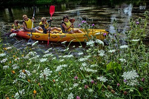 BALADE EN CANOE SUR LA RIVIERE L'EURE, A PROXIMITE DU PLAN D'EAU DE MEZIERES-ECLUIZELLES, EURE-ET-LOIR (28), FRANCE 