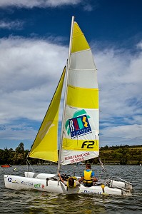 STAGE DE VOILE POUR LES JEUNES SUR DES CATAMARANS, PLAN D'EAU DE MEZIERES-ECLUIZELLES, EURE-ET-LOIR (28), FRANCE 