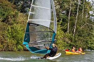 PLANCHE A VOILE ET CANOE, PLAN D'EAU DE MEZIERES-ECLUIZELLES, EURE-ET-LOIR, FRANCE 