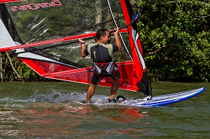 PLANCHE A VOILE, PLAN D'EAU DE MEZIERES-ECLUIZELLES, EURE-ET-LOIR, FRANCE 