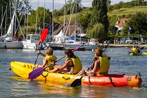 CANOES A L'ENTREE DU PORT NAUTIQUE, PLAN D'EAU DE MEZIERES-ECLUIZELLES, EURE-ET-LOIR, FRANCE 