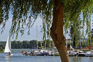 PORT DU CENTRE NAUTIQUE, MEZIERES-ECLUIZELLES, EURE-ET-LOIR, FRANCE 