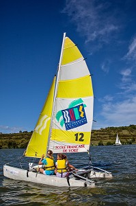 STAGE DE VOILE POUR LES JEUNES SUR DES CATAMARANS, PLAN D'EAU DE MEZIERES-ECLUIZELLES, EURE-ET-LOIR (28), FRANCE 