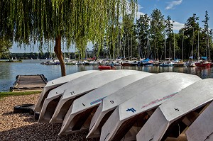 ALIGNEMENT DE COQUES D'OPTIMIST SUR LE PORT DU CENTRE NAUTIQUE, PLAN D'EAU DE MEZIERES-ECLUIZELLES, EURE-ET-LOIR, FRANCE 