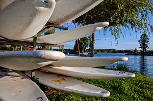 RANGEMENT DE PLANCHES A VOILE, PORT DU CENTRE NAUTIQUE, PLAN D'EAU DE MEZIERES-ECLUIZELLES, EURE-ET-LOIR, FRANCE 