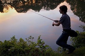 PECHEUR DE BLACK BASS A L'AUBE, PECHE NO-KILL AVEC REMISE IMMEDIATE DES POISSONS DANS L'EAU, ETANG DE DOUY PRES DE CHATEAUDUN, EURE-ET-LOIR (28), FRANCE 