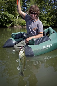 PECHE AU BLACK BASS SUR UN FLOAT TUBE, PECHE NO-KILL, EURE-ET-LOIR, FRANCE 