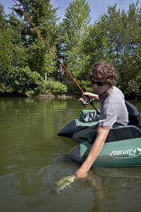 PECHE AU BLACK BASS SUR UN FLOAT TUBE, PECHE NO-KILL, EURE-ET-LOIR, FRANCE 