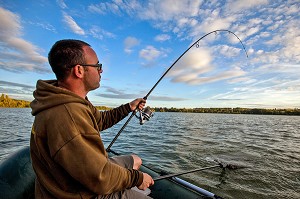 PECHE A LA CARPE SUR UNE BARQUE ELECTRIQUE, PLAN D’EAU DE MEZIERES-ECLUIZELLES, EURE-ET-LOIR (28), FRANCE 