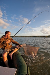 PECHE A LA CARPE SUR UNE BARQUE, EURE-ET-LOIR, FRANCE 