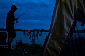 PECHE A LA CARPE, DE NUIT, PLAN D’EAU DE MEZIERES-ECLUIZELLES, EURE-ET-LOIR (28), FRANCE 