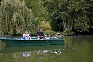 PECHE EN BARQUE, RIVIERE DE LOIR, CHATEAUDUN, EURE-ET-LOIR, FRANCE 