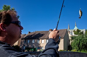 PERCHE ATTRAPEE DANS L'EURE PAR UN PECHEUR, STREET-FISHING OU PECHE DANS LA RUE, BASSE VILLE DE CHARTRES, EURE-ET-LOIR (28), FRANCE 