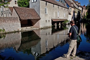 STREET-FISHING OU PECHE DANS LA RUE, VILLE DE CHARTRES, FRANCE 