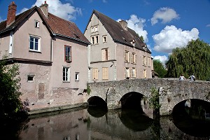 VIEUX PONT SUR L'EURE, BASSE VILLE DE CHARTRES, EURE-ET-LOIR, FRANCE 