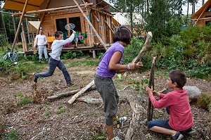 CONSTRUCTION D'UNE CABANE EN BOIS, VACANCES AU VERT EN FAMILLE AU CAMPEMENT HUTTOPIA, HEBERGEMENT ECO TOURISTIQUE COMPOSE DE CABANES EN BOIS, DE CAHUTTES ET DE TENTES INSTALLEES DANS LA FORET DE SENONCHES, PERCHE, EURE-ET-LOIR (28), CENTRE, FRANCE 