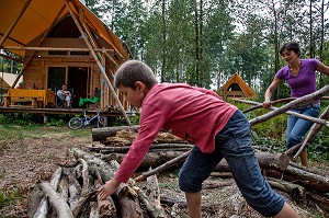 CONSTRUCTION D'UNE CABANE EN BOIS PRES D'UNE CAHUTTE, VACANCES AU VERT EN FAMILLE AU CAMPEMENT HUTTOPIA, HEBERGEMENT ECO TOURISTIQUE COMPOSE DE CABANES EN BOIS, DE CAHUTTES ET DE TENTES INSTALLEES DANS LA FORET DE SENONCHES, PERCHE, EURE-ET-LOIR (28), CENTRE, FRANCE 