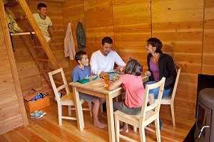 VACANCES AU VERT EN FAMILLE AU CAMPEMENT HUTTOPIA, EURE-ET-LOIR, FRANCE 