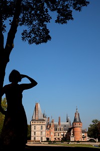 FEMME SE PROMENANT DANS LE PARC DU CHATEAU DE MAINTENON, EURE-ET-LOIR (28), CENTRE, FRANCE 