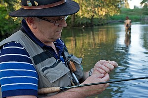 PECHE A LA MOUCHE DANS L'HUISNE, EURE-ET-LOIR, FRANCE 