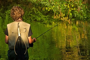 PECHE A LA MOUCHE DANS L'HUISNE, EURE-ET-LOIR, FRANCE 