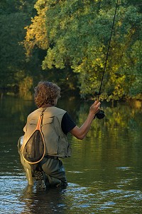 PECHE A LA MOUCHE DANS L'HUISNE, EURE-ET-LOIR, FRANCE 