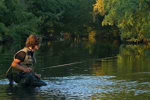 PECHE A LA MOUCHE DANS L'HUISNE, EURE-ET-LOIR, FRANCE 