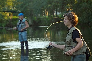 PECHE A LA MOUCHE DANS L'HUISNE, EURE-ET-LOIR, FRANCE 