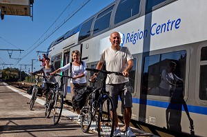 CYCLOTOURISME. GROUPE DE CYCLOTOURISTES A LA SORTIE DU TRAIN, GARE D'EPERNON, EURE-ET-LOIR (28), CENTRE, FRANCE 