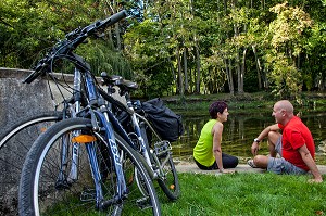 CYCLOTOURISME. CYCLOTOURISTES SE REPOSANT SUR LES BORDS DE L'EURE, SAINT-PREST, PRES DE CHARTRES, EURE-ET-LOIR (28), CENTRE, FRANCE 