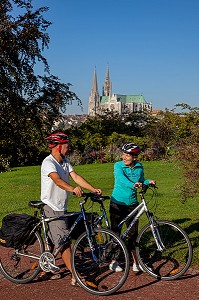 CYCLOTOURISME. CYCLOTOURISTES DANS LA VILLE HAUTE, PRES DE LA CATHEDRALE NOTRE-DAME, CHARTRES, EURE-ET-LOIR (28), CENTRE, FRANCE 