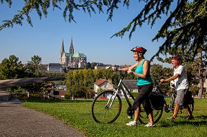 CYCLOTOURISME. CYCLOTOURISTES DANS LA VILLE HAUTE, PRES DE LA CATHEDRALE NOTRE-DAME, CHARTRES, EURE-ET-LOIR (28), CENTRE, FRANCE 