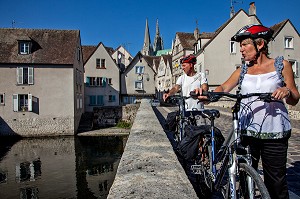 CYCLOTOURISME. CYCLOTOURISTES AU BORD DE L'EURE, DANS LA VILLE BASSE DE CHARTRES, EURE-ET-LOIR (28), CENTRE, FRANCE 