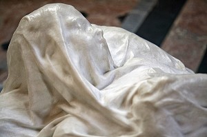 GISANT DE L'ENFANT VOILE, LE PRINCE LOUIS D'ORLEANS DECEDE A 7 ANS PAR LE SCULPTEUR MILLET, CHAPELLE ROYALE SAINT-LOUIS DE DREUX, MAUSOLEE DU ROI LOUIS-PHILIPPE ET SEPULTURES DE LA FAMILLE D'ORLEANS, EURE-ET-LOIR (28), FRANCE 