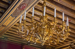 LUSTRE AUX DAUPHINS LOUIS XIV EN BRONZE DORE ET PLAFOND A LA FRANCAISE DECORE, SALON DU ROI, CHAMBRE DU ROI LOUIS XIV, CHATEAU DE MAINTENON, EURE-ET-LOIR (28), FRANCE 